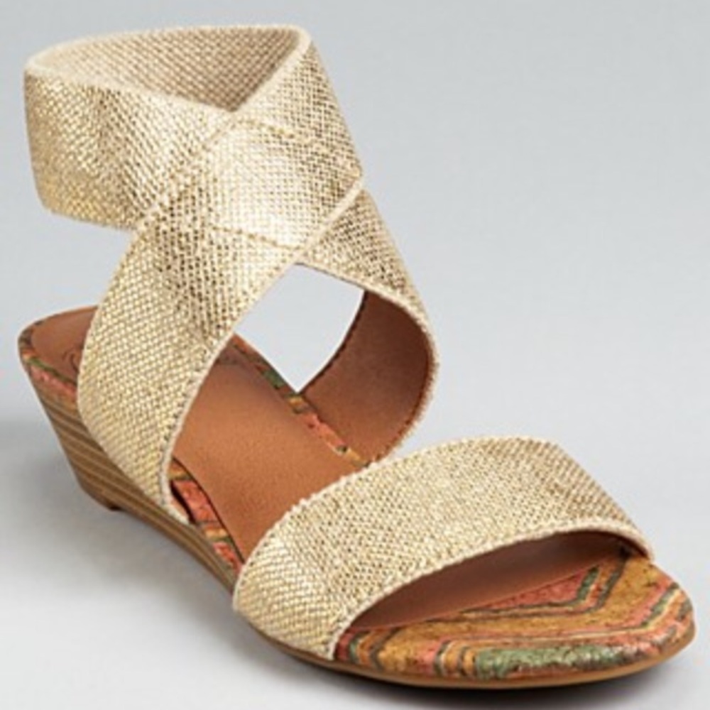 Lucky Brand "Hunter" gold metallic sandal, sz 7M